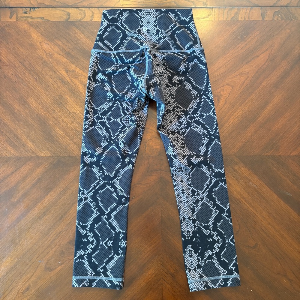 LULULEMON Wunder Under Crop‎ High Rise Leggings 4 Snake Print Yoga Activewear